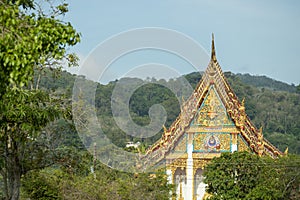 Tejado de edificio edificio en el templo budista de Wat Chalong 02