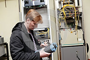 Telecom engineer adjusting reflectometer