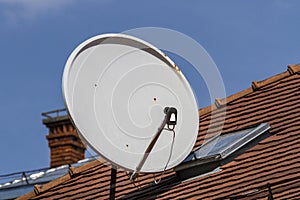 Telecommunication antena
