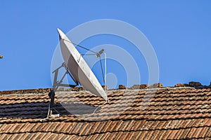 Telecommunication antena