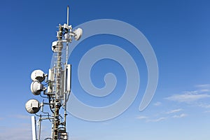 Telecommunication mast with antennas