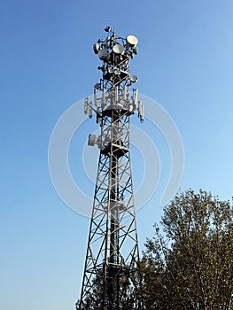 Telecomunicazioni la Torre nel cielo azzurro 