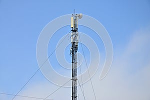 Telecommunications tower for the transmission of radio waves