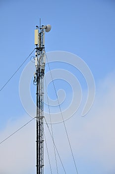 Telecommunications tower for the transmission of radio waves