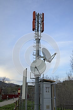 Telephony repeater with antennas in the field in vertical