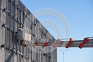 Telescopico fiocco da costruzione camion gru culla sul facciata da l'edificio aggiustare 