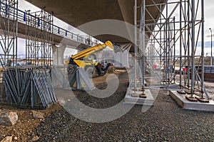 Telescopic elevator in the construction works of an overpass