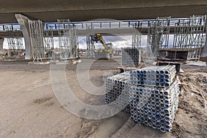 Telescopic elevator in the construction works of an overpass