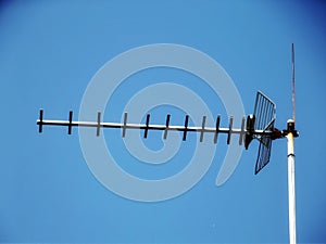 Television antenna of the decimeter range