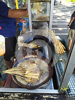 Telur gulung are one of the snacks that are quite popular with children