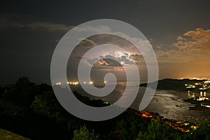 Tempesta nocturna a la costa