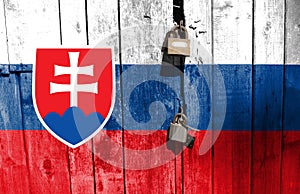 Vlajka Slovenska je na textúre. Šablóna. Pandémia koronavírusu. Krajiny môžu byť zatvorené. Zámky