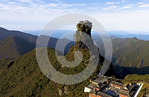 The temple of the Hongyun Jinding peak in the morning