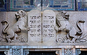 Ten commandments crest in Hebrew letters