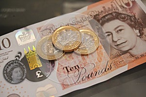 queen Elizabeth on new Ten plastic one pound coin note