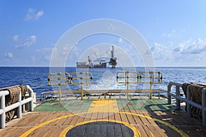 Tender Drilling Oil Rig (Barge Oil Rig) on The Production Platform