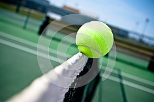 Pelota de tenis sobre el limpio 