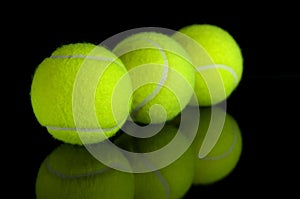 Tennis balls with reflection