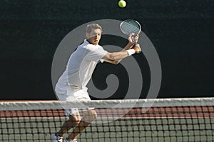 Tenis jugador golpeando sobre el la corte 