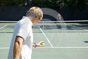 Tenis jugador listo sobre el servir esfera 