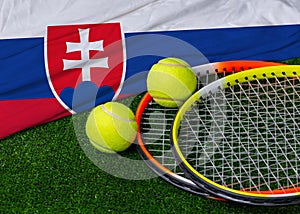Tenisová raketa s tenisovým míčkem na vlajce Slovenska. Koncept tenisové soutěže