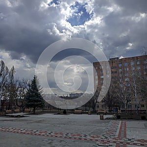 On the territory of the Ukrainian gymnasium in Kramatorsk in the middle of a residential neighborhood photo