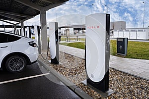 Tesla supercharger v4 mit Lounge deutscher Fabrik Giga Berlin, Gigafactory Berlin-Brandenburg Tesla location in Europe,