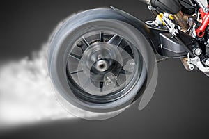 Test the rotation of the wheel of a motorcycle tire.