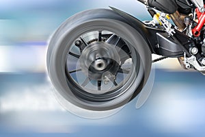 Test the rotation of the wheel of a motorcycle tire.