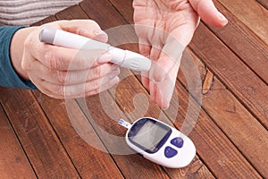 Testing the blood glucose level