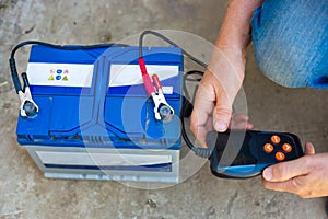 Testing the charging of VARTA car batteries with an electronic multimeter