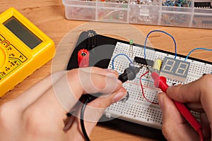 Testing electrical circuit on breadboard