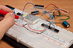 Testing electrical circuit on breadboard