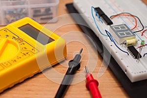 Testing electrical circuit on breadboard