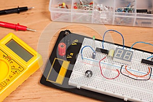 Testing electrical circuit on breadboard