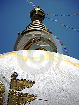 tetto di tempio buddhista con bandierine a Kathmandu photo