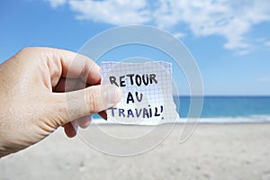 Text back to work in french in a note on the beach