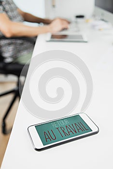Text back to work written in french photo