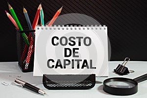 text COSTO DE CAPITAL on white paper, business concept photo