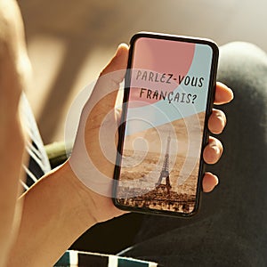 Text do you speak French in a smartphone