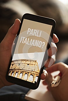 Text do you speak Italian in a smartphone