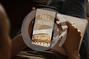 Text do you speak Italian in a smartphone
