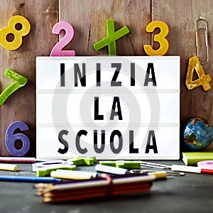 Text inizia la scuola, back to school in italian