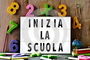 Text inizia la scuola, back to school in Italian