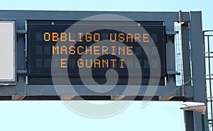 text in italian language that means Obligation to use Mask and g photo