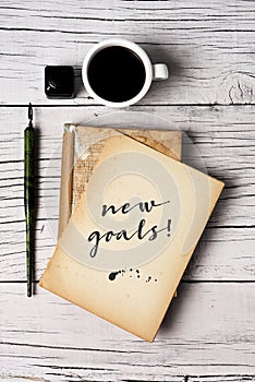 Text new goals in a yellowish note