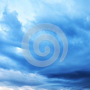 Textura, a background with a stormy sky ideal for weather information.