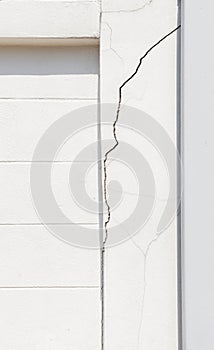 Texture white concrete wall has cracks