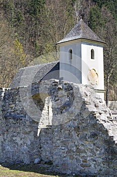 Červený kláštor zo 14. storočia, zvonica so slnečnými hodinami, Slovensko