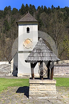 Červený Klášter, zvonice se slunečními hodinami, dřevěná studna, Slovensko